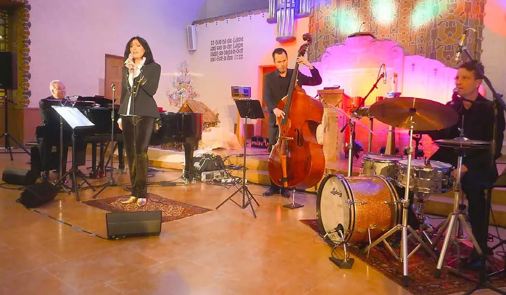 Ausdrucksstarke Stimme in voller Kirche